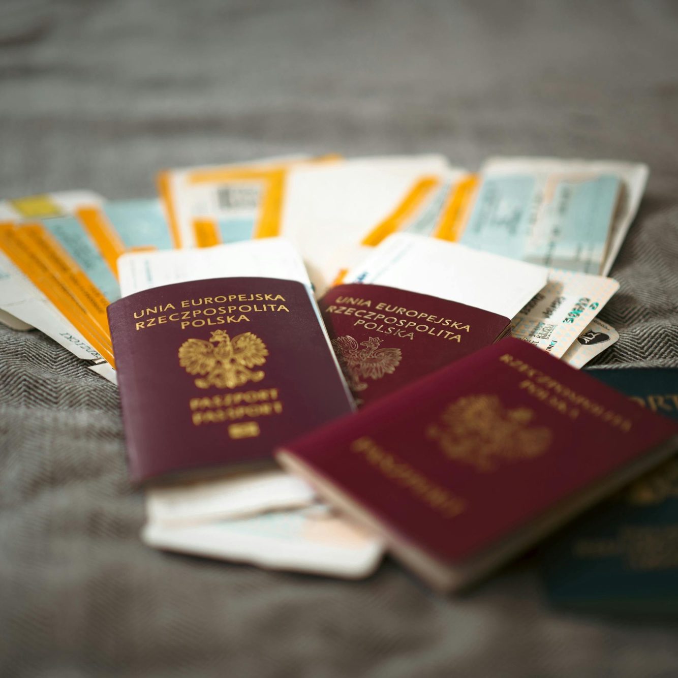 TRADUCTOR JURADO ALICANTE Pasaportes y documentos de viaje dispuestos sobre una superficie.